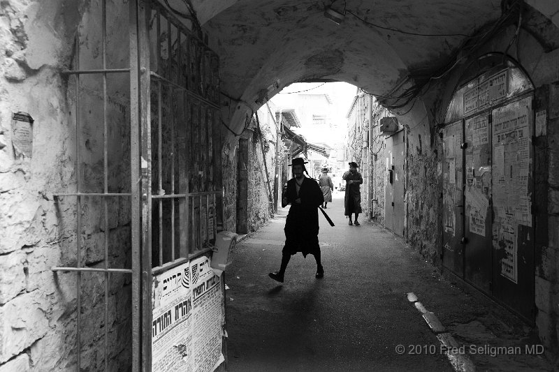 20100409_132932 D3.jpg - Passageway, Mea Shearim